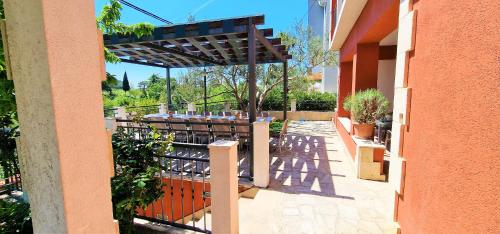 Throne Villa Kambia with heated poolにあるバルコニーまたはテラス