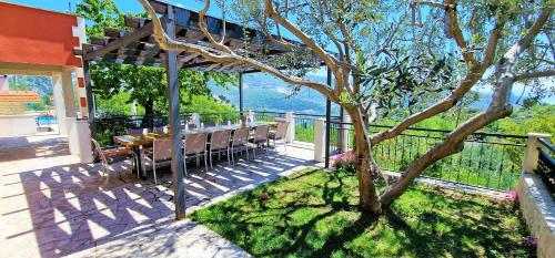 KlisにあるThrone Villa Kambia with heated poolの木の木の木の木のデッキ