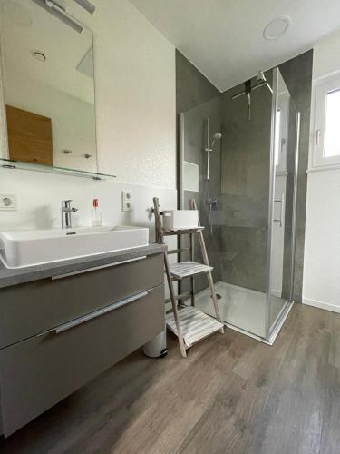 a bathroom with a sink and a shower at Ferienbungalow Kampenheissji in Wiltingen