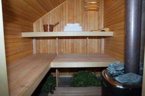 una sauna con suelo de madera y un banco en ella en EcoSilini, 