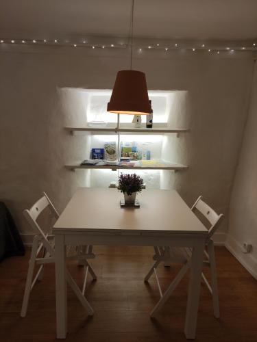 a table with two chairs and a lamp in a room at Historic Torres Vedras in Torres Vedras
