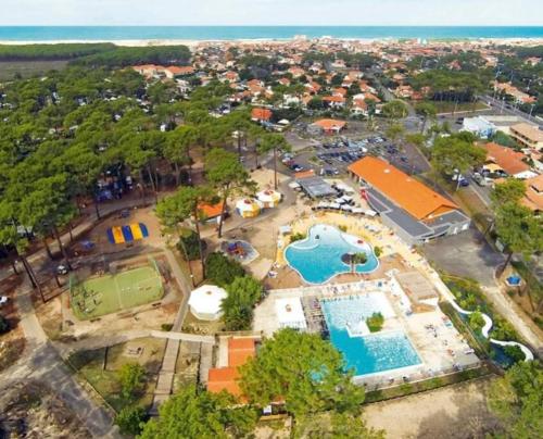 une vue aérienne d'un complexe avec deux piscines dans l'établissement Green Oasis, à Biscarrosse