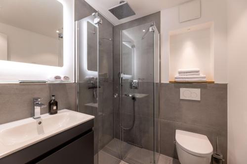 a bathroom with a shower and a toilet and a sink at Haus Andersen Apartment ZWEI in Norderney