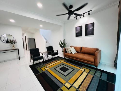 a living room with a couch and two chairs at Iseymia Homestay in Kampong Alor Gajah