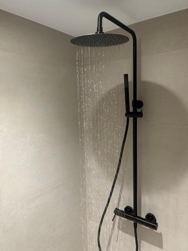 a shower in the corner of a room at El Centre, 3 habitacions, 2 banys i cuina in L'Escala