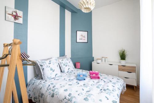 a bedroom with blue walls and a bed with toys on it at Le CITY BREAK - halte idéale en hypercentre in Blois