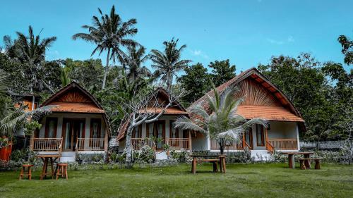 Taman di luar Mertha Sari Resto & Bungalow