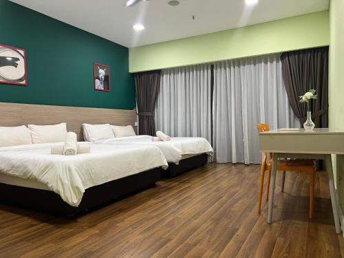 ein Hotelzimmer mit 2 Betten und einem Schreibtisch in der Unterkunft Mercu Summer Suites KLCC by SS Residence in Kuala Lumpur