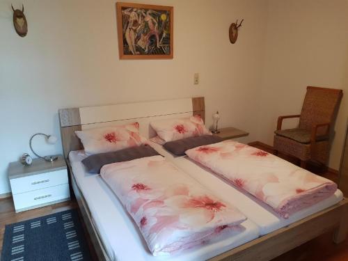 a bedroom with two beds with flowers on them at Ferienwohnung am Altenstein in Grafenau