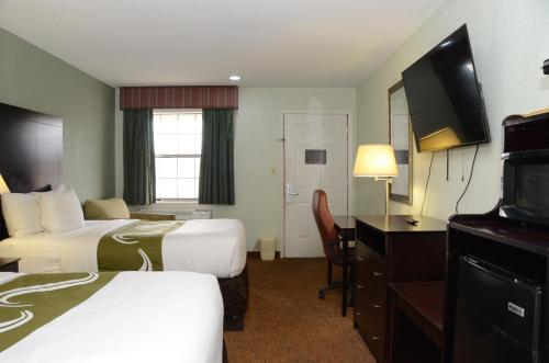 Postel nebo postele na pokoji v ubytování Quality Inn & Suites Covington