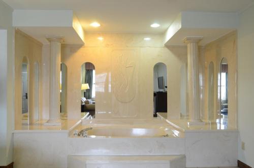 een grote badkamer met een bad in de kamer bij Quality Inn & Suites in Covington