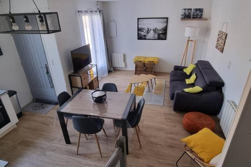 un salon avec une table et un canapé dans l'établissement Superbe 2 pièces - ROYAN centre, à Royan