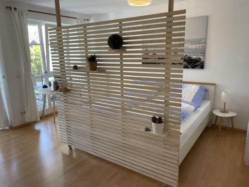 Zimmer mit einer großen Holzwand in einem Raum in der Unterkunft Wiecker Apartment am Ryck in Greifswald