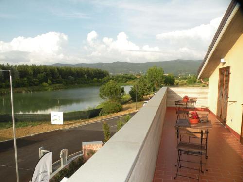 En balkong eller terrasse på Cameracaffè sul Lago