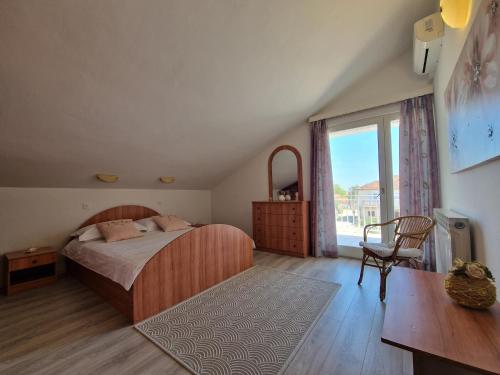 1 dormitorio con cama y ventana grande en Holiday Home Lucija, en Biograd na Moru
