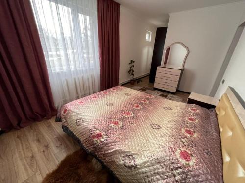 Un pat sau paturi într-o cameră la Гостевой дом