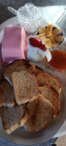 un plato de comida con sándwiches, queso y salsa en Alpes San Rafael en San Rafael