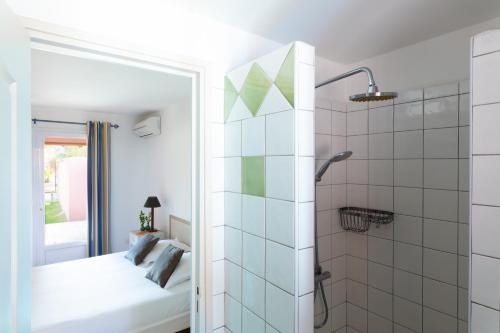 y baño con cama y ducha. en Résidence Marina Rossa, en Porto Vecchio