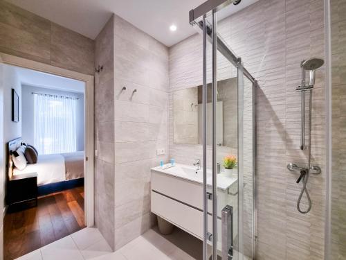Et badeværelse på San Bartolome Bay - Iberorent Apartments
