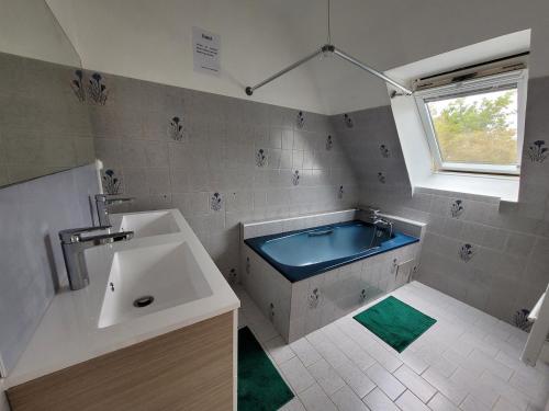 a bathroom with a bath tub and a sink at Maison de ville avec 4 grandes chambres in Brest