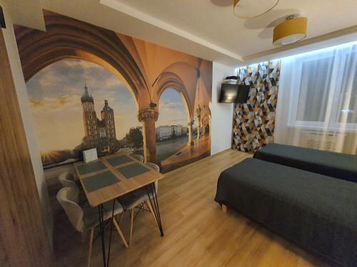 Pokój z sypialnią z obrazem na ścianie w obiekcie Komfortowo i cicho - Apartament w Krakowie