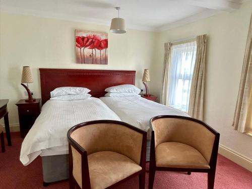 Katil atau katil-katil dalam bilik di Sandringham Hotel - Seafront, Sandown, Isle of Wight - FREE Return Car Ferry for 3 nights or more