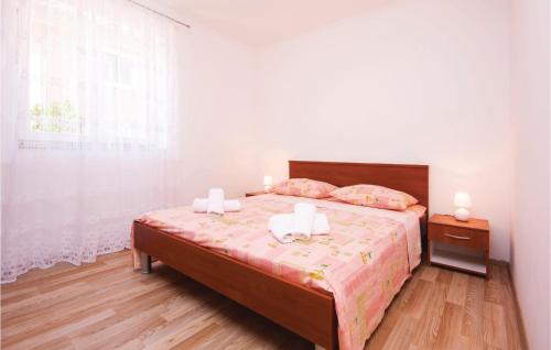 um quarto com uma cama com duas velas em Lovely Apartment In Sibenik With Kitchen em Krapanj