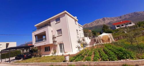 Villa Brko - Entire 2nd Floor 3BR Apt near Beach & Marina - Private Olive Yard, Entrance, Secure Paved Parking & CCTV