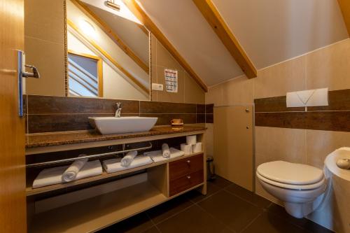 uma casa de banho com um lavatório e um WC em Vanjaka bed and breakfast em Trogir