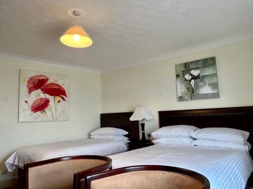 Katil atau katil-katil dalam bilik di Sandringham Hotel - Seafront, Sandown, Isle of Wight - FREE Return Car Ferry for 3 nights or more