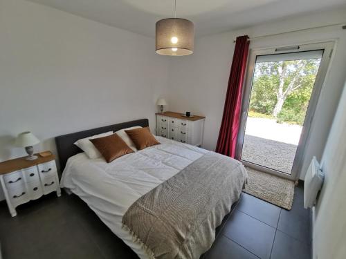 Schlafzimmer mit einem Bett und einer Glasschiebetür in der Unterkunft Villa26 in Montauroux