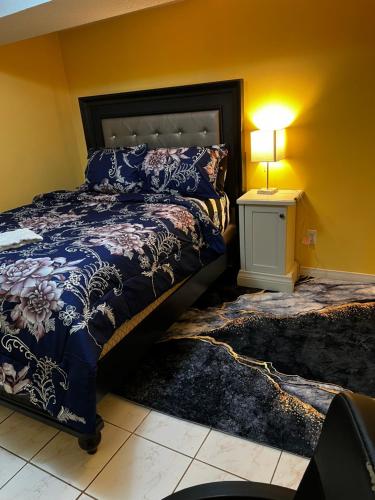 una camera con un letto e una lampada su un tavolo di Cozy private room a Brampton