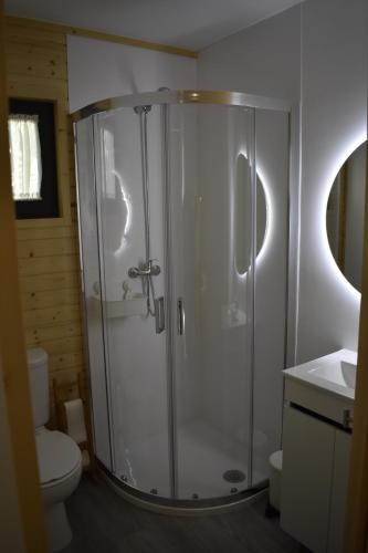 uma cabina de duche na casa de banho com WC em MOM - Mateus On Modular em Vila Real