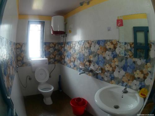 een badkamer met een toilet en een wastafel bij Mountain View Homestay Kalimpong in Kalimpong