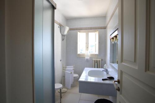 サヴェッレトリにあるMasseria Pittoreのバスルーム(洗面台、トイレ付)、窓が備わります。