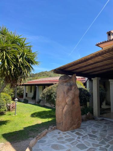 a rock statue in front of a house at Domo Minnannu Miriu in Trudda