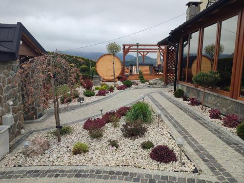 a garden outside of a building with flowers at Apartament na wzgórzu in Muszyna