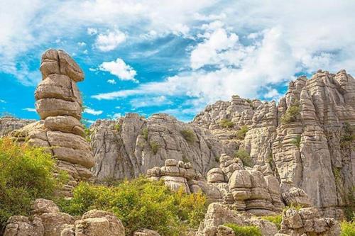 uma pilha de pedras no topo de uma montanha em El Antequerano em Antequera