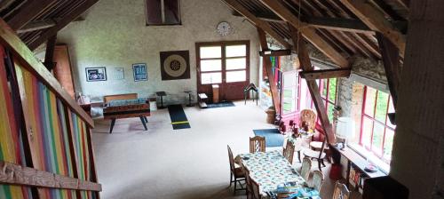 una vista aérea de una habitación con mesas y sillas en La Mez a Nine chambres d'hôtes, en Buxières-sous-Montaigut
