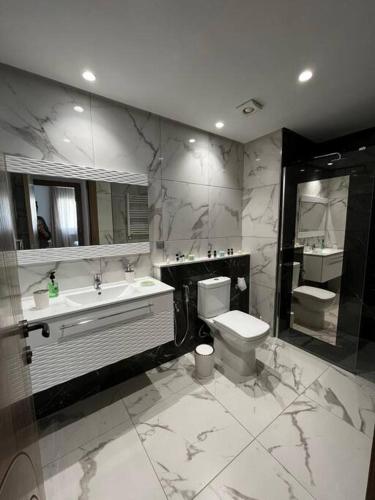 Ванная комната в 2 Bedrooms apartment swimming pool