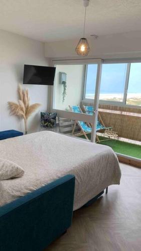 - une chambre avec un lit et une chambre avec un balcon dans l'établissement L'Horizon - Vue sur l'Océan, à Saint-Hilaire-de-Riez