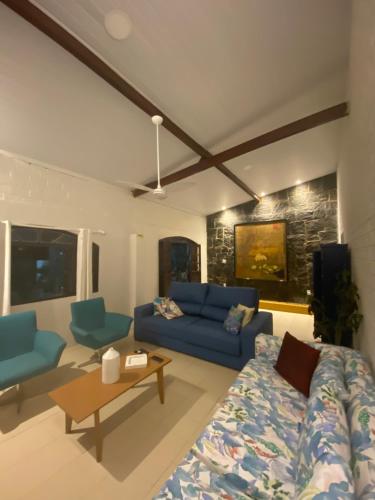 salon z niebieską kanapą i stołem w obiekcie Ampla casa de 3 quartos com piscina w mieście Porto de Galinhas