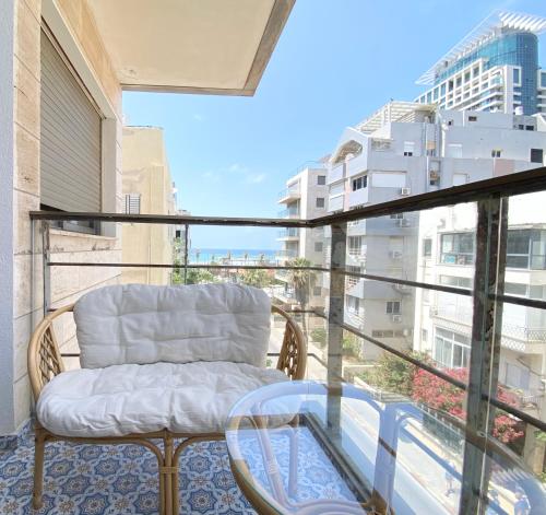 Balkoni atau teres di Sea Suites