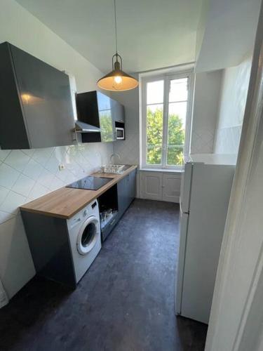 Il comprend une cuisine équipée d'un lave-linge, d'un évier et d'un lave-linge. dans l'établissement Lovely appartment with 2 bedrooms Nice Libération, à Nice
