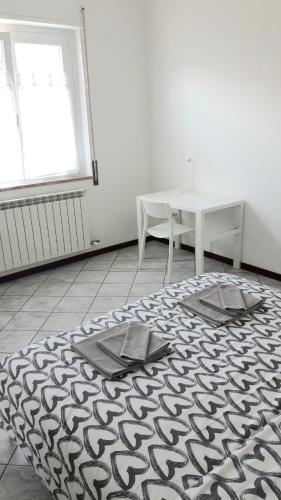 a white room with a table and a rug at Appartamento a Lecco sul Lago di Como in Lecco