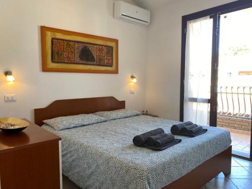 um quarto com uma cama com duas toalhas em Casita Porto Pino em Porto Pino