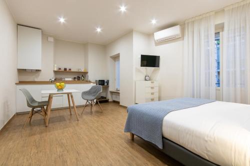 A bed or beds in a room at Aqualago casa vacanze apartment C