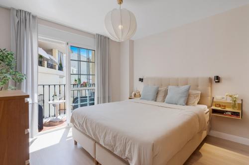 Beautiful duplex apartment in Fuengirola房間的床