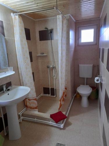 Casa Daria في 2 ماي: حمام مع دش ومرحاض ومغسلة