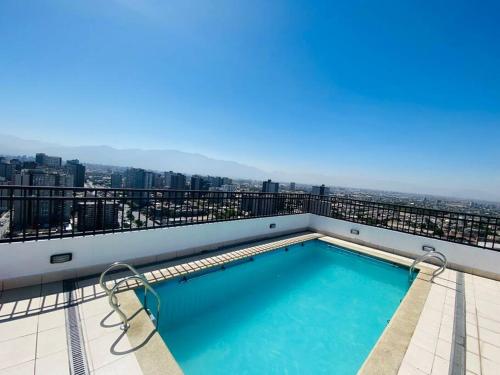 una piscina sul tetto di un edificio di Vista Cordillera Studio a Santiago